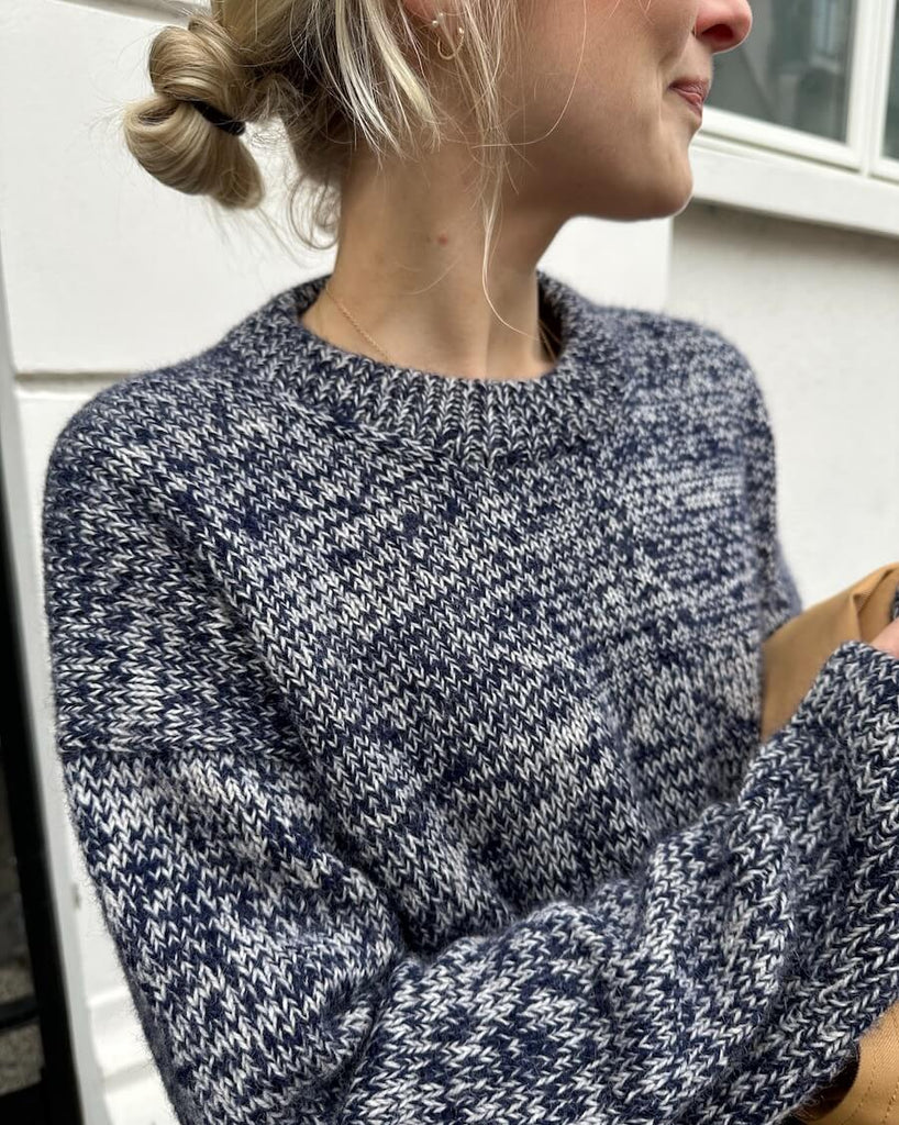 Kvinde iført hvid og mørkeblå Melange Sweater