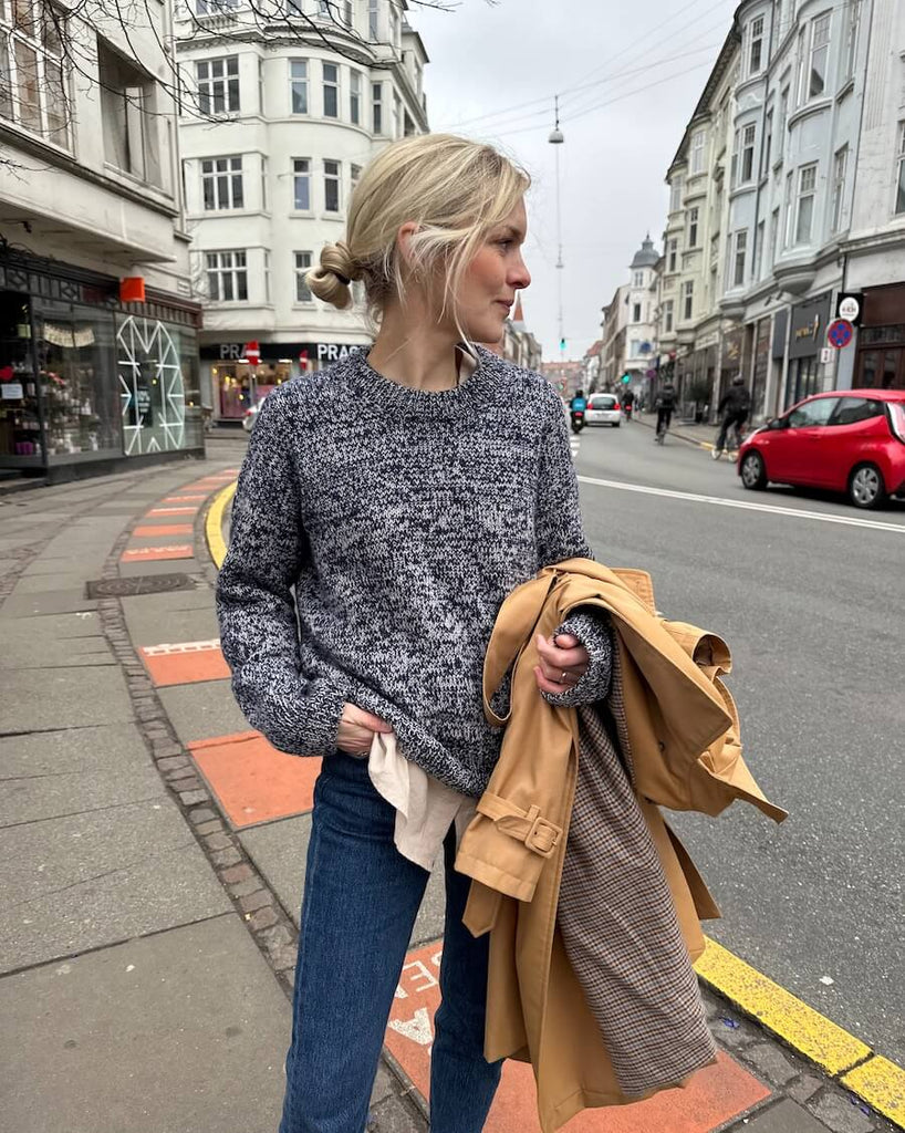 Kvinde iført hvid og mørkeblå Melange Sweater