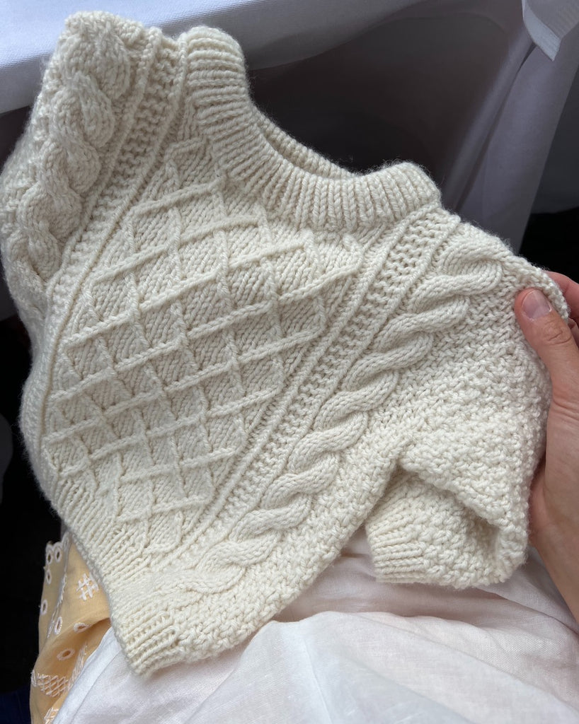 Detaljebillede af hvid Moby Sweater Baby