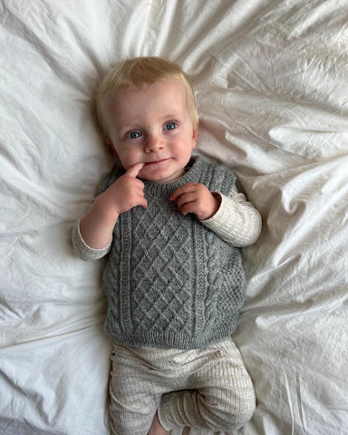 Barn iført grå Moby Slipover Baby