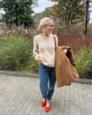 Kvinde iført hvid Moby Sweater