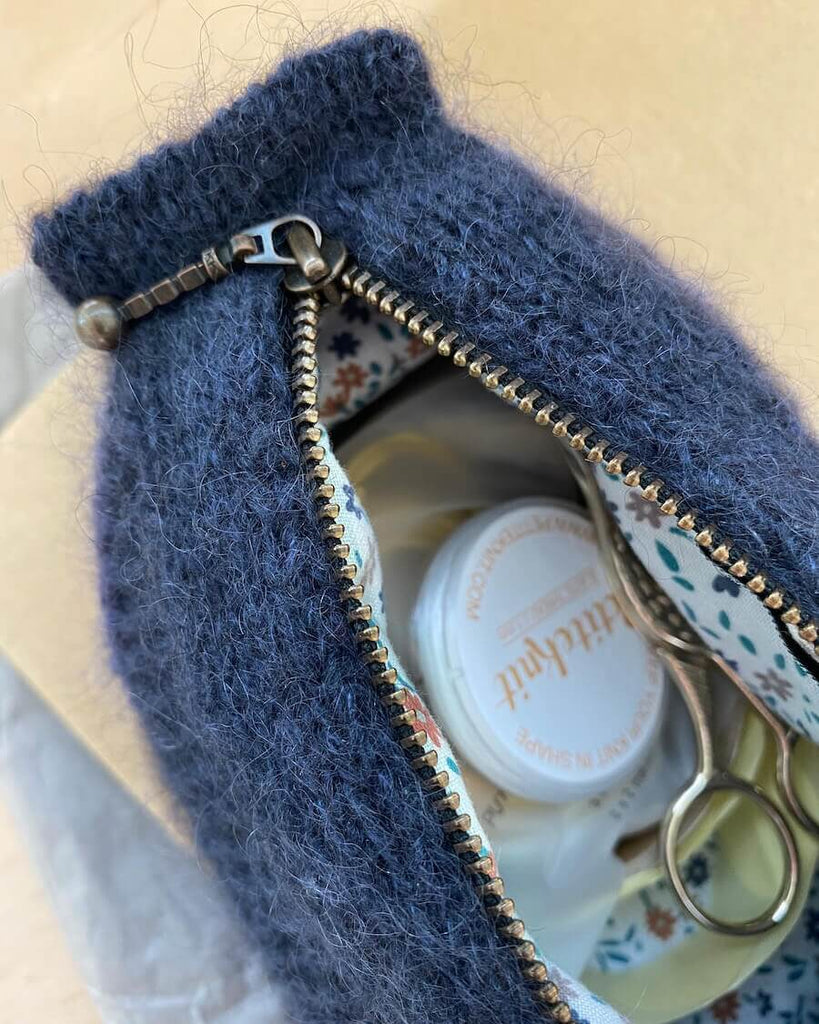 Mørkeblå clutch med navy lynlås