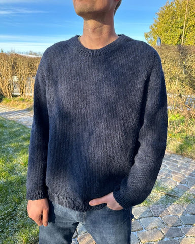 Mand iført blå Northland Sweater