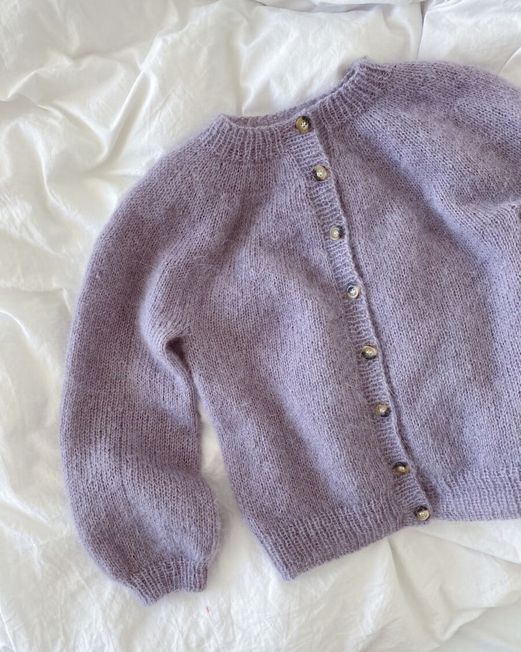 Barn iført lilla Novice Cardigan Junior – Mohair Edition