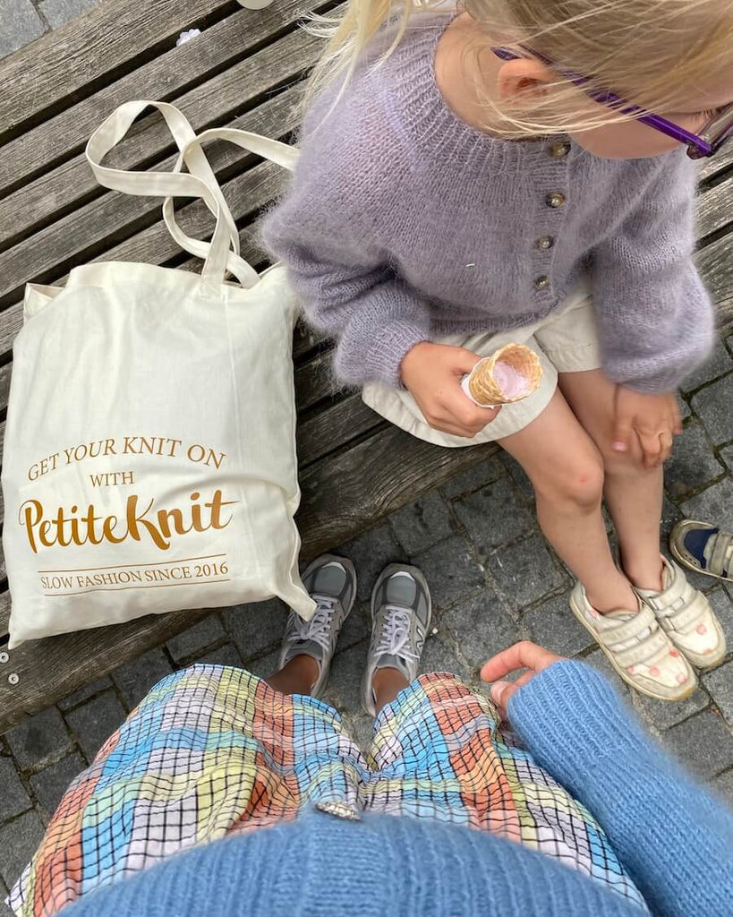 Barn iført lilla Novice Cardigan Junior – Mohair Edition