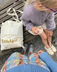Barn iført lilla Novice Cardigan Junior – Mohair Edition