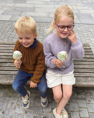 Barn iført lilla Novice Cardigan Junior – Mohair Edition