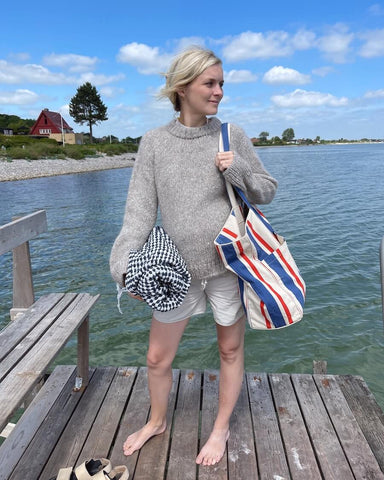 Kvinde iført grå Novice Sweater – Chunky Edition