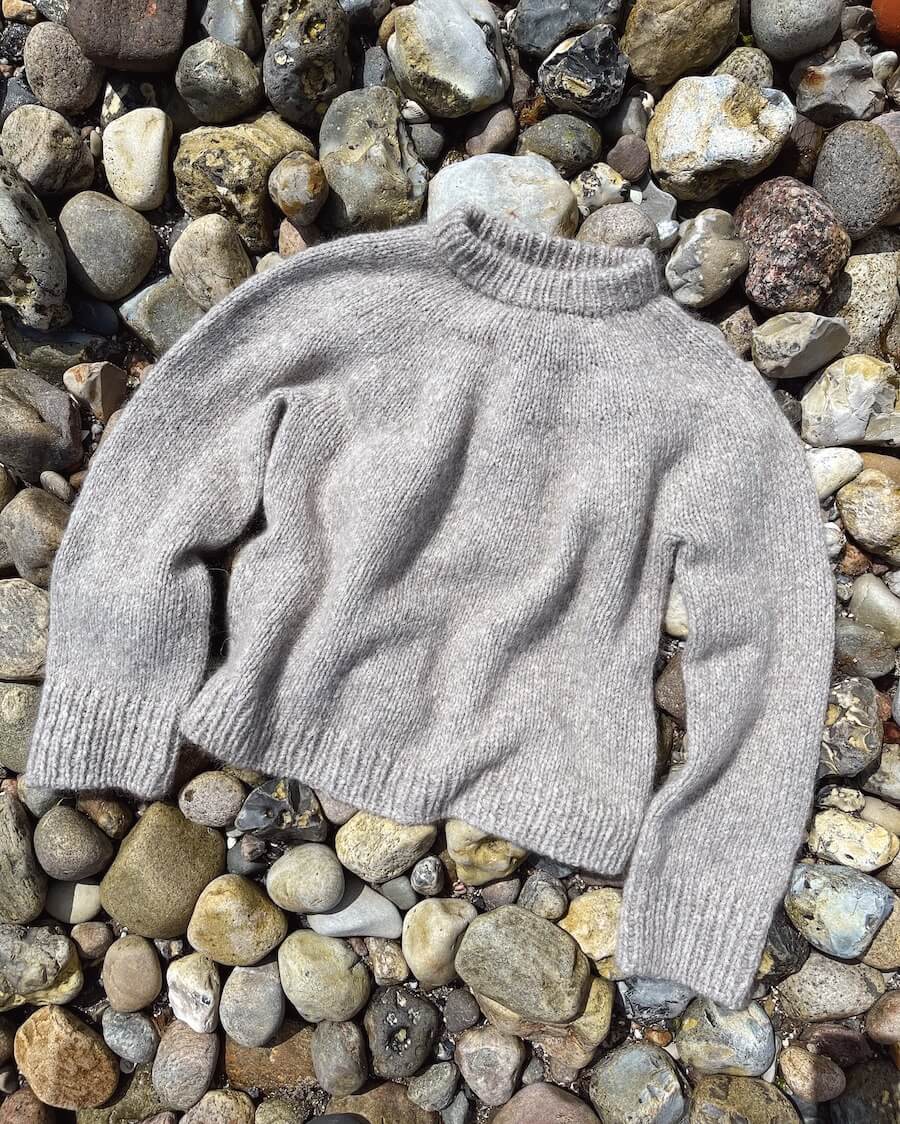 Kvinde iført grå Novice Sweater – Chunky Edition