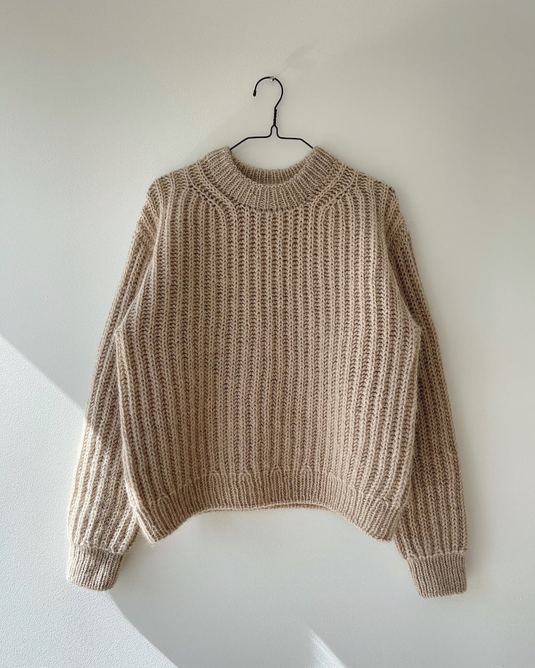 Kvinde iført lysegrå September Sweater