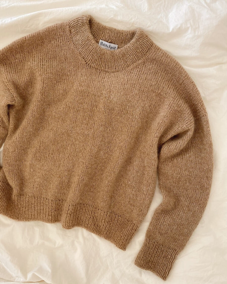 Kvinde iført rødbrun Oslo Sweater 