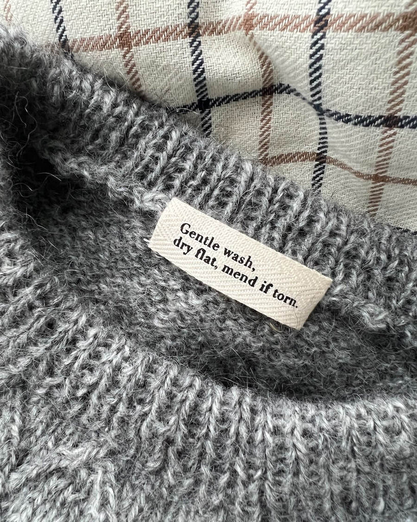 "Gentle wash, dry flat, mend if torn."-label i økologisk bomuld på moby slipover