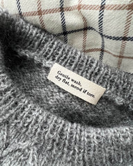 "Gentle wash, dry flat, mend if torn."-label i økologisk bomuld på moby slipover