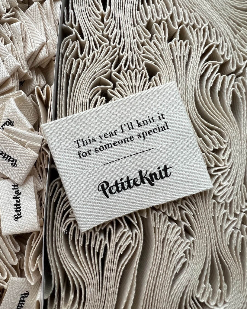 Kasse med "This year I'll knit it for someone special" labels og label oven på