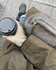Kvinde iført lyse Penny Gloves