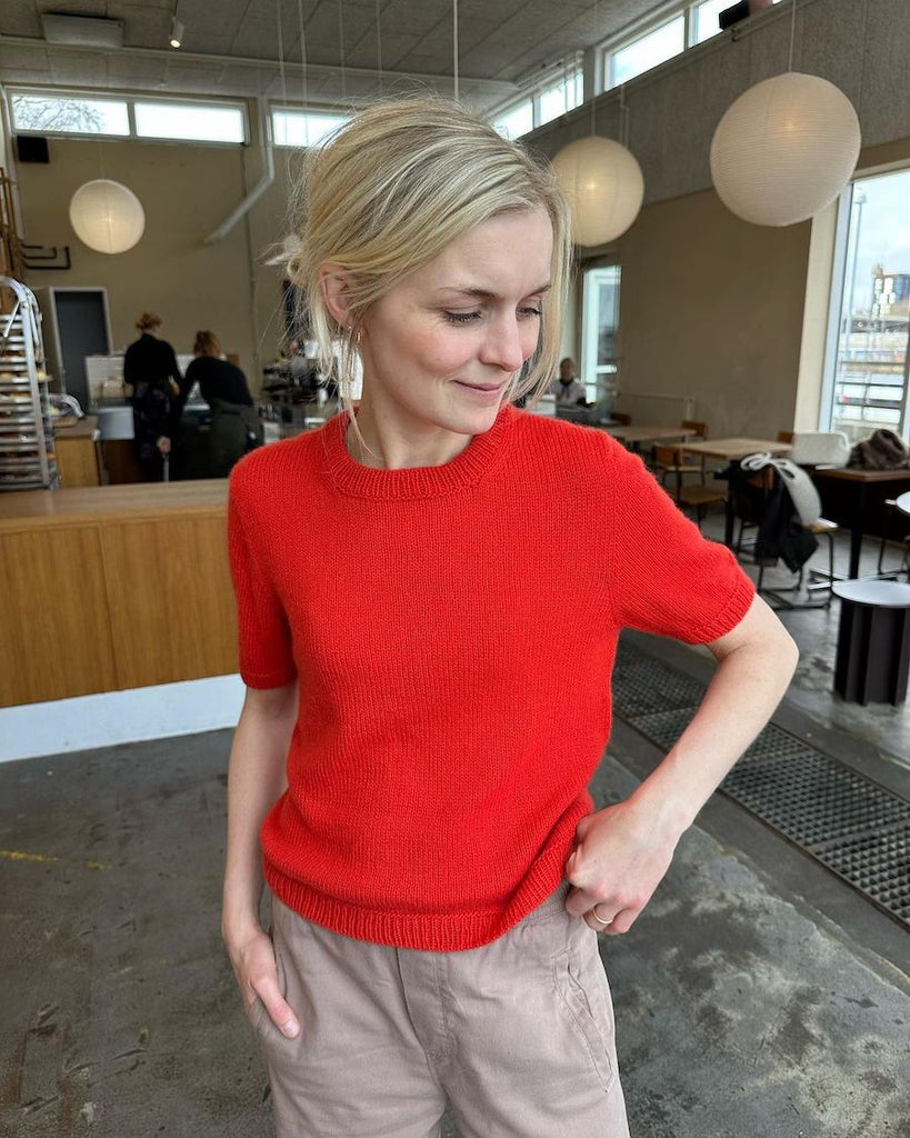 Kvinde iført rød Poppy Tee