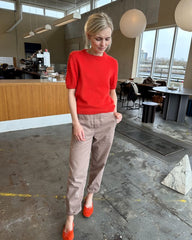 Kvinde iført rød Poppy Tee