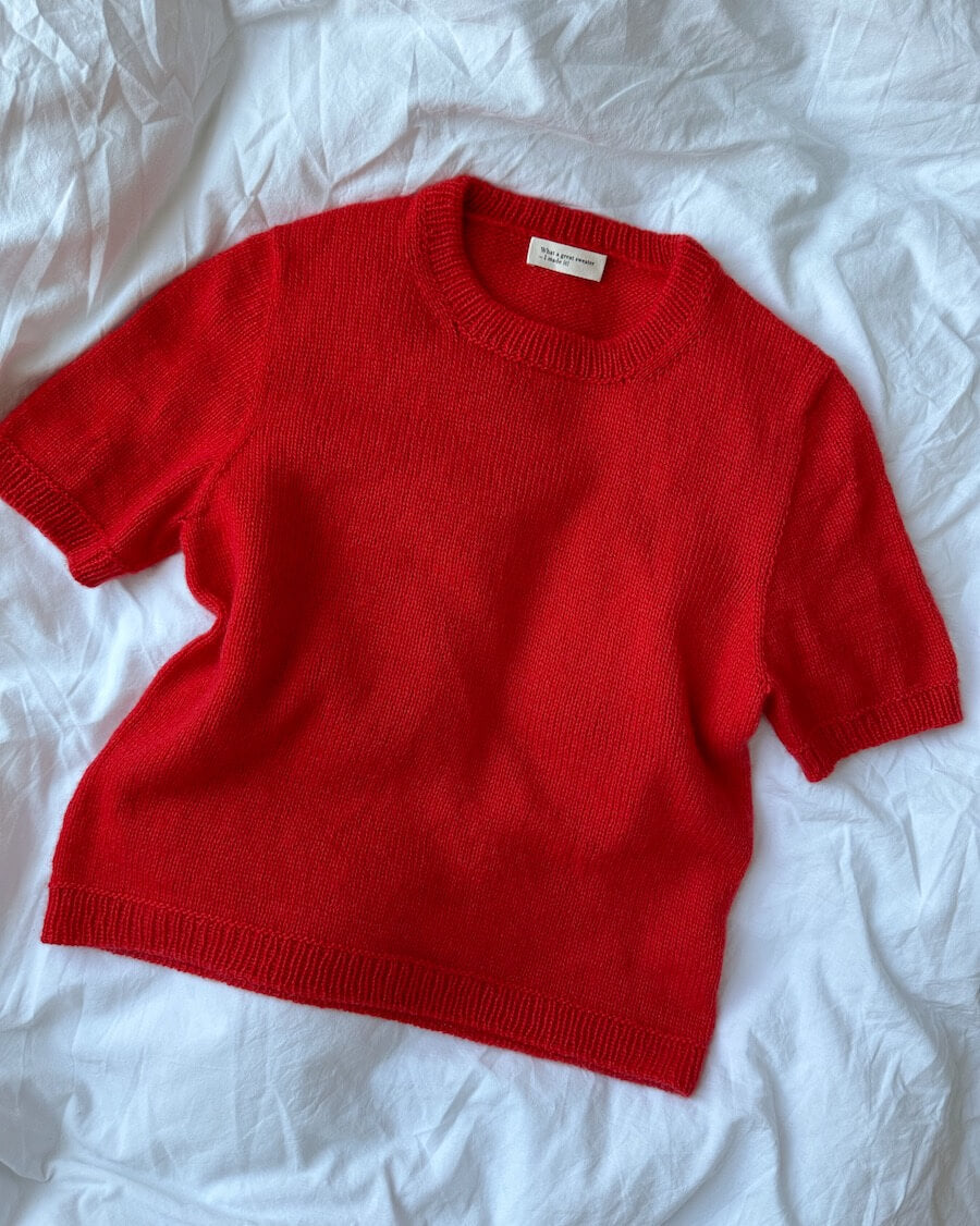Kvinde iført rød Poppy Tee