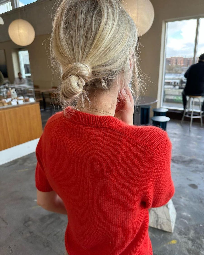 Kvinde iført rød Poppy Tee