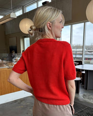 Kvinde iført rød Poppy Tee