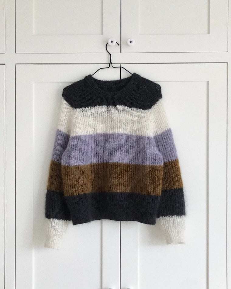 Kvinde iført stribet Sekvens Sweater
