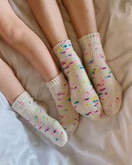 Børn iført forskelligfarvede nistrede Everyday Socks Junior
