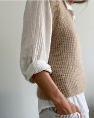 Kvinde iført lys beige Friday Slipover V-neck 