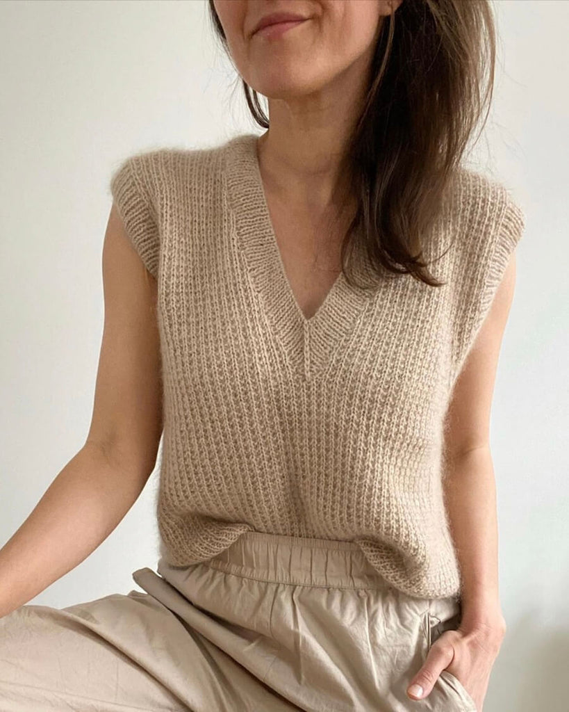 Kvinde iført lys beige Friday Slipover V-neck 