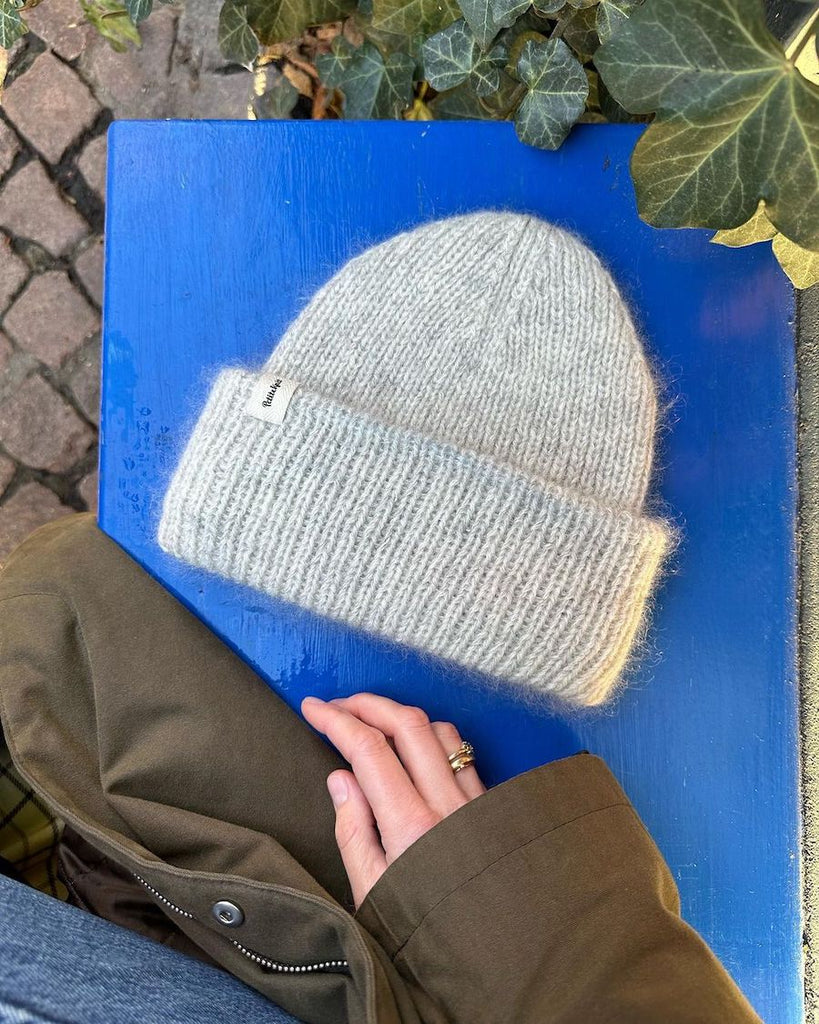 Grå weekend hue med label