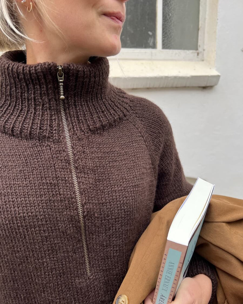 Kvinde i zipper sweater med chokoladebrun lynlås 35 cm